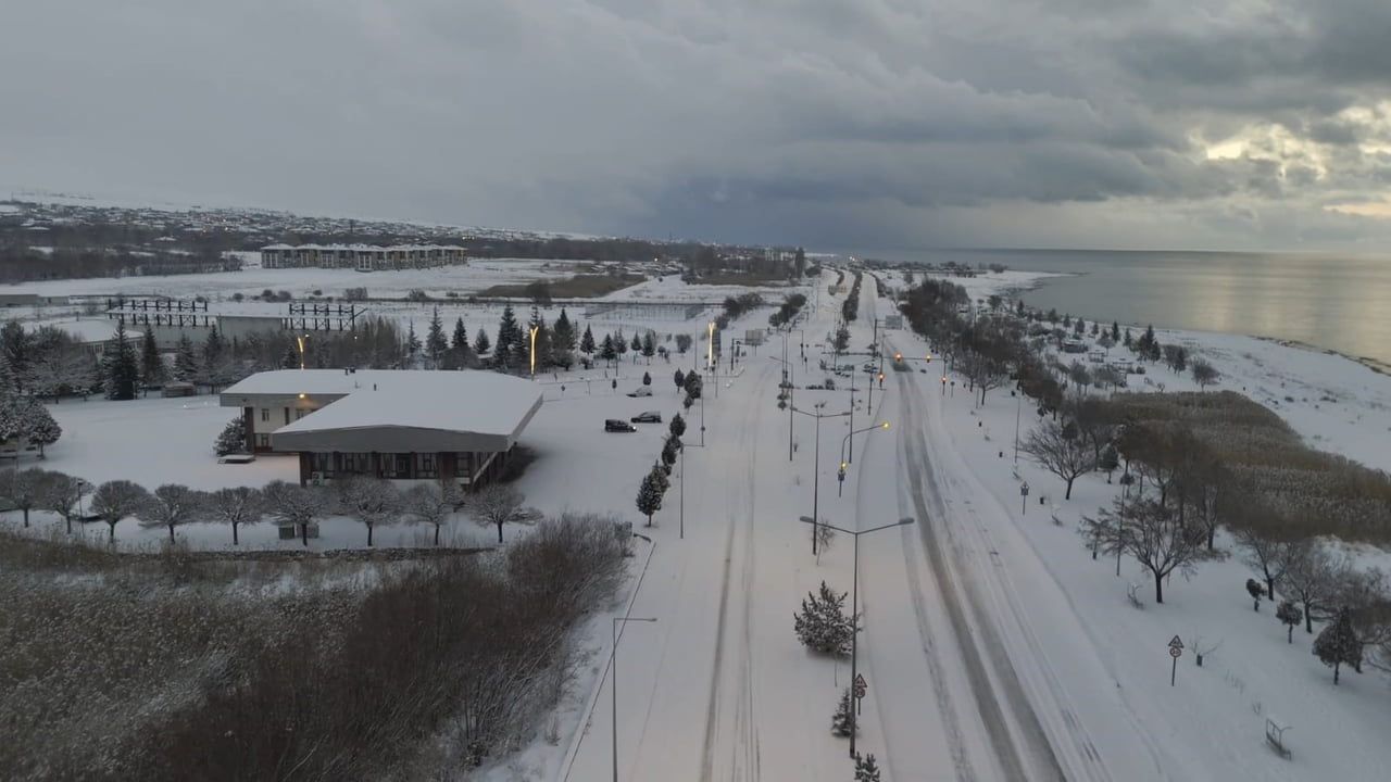 Adilcevaz'da Kartpostallık Kış: 'Cevizler Diyarı' Karla Büyülendi