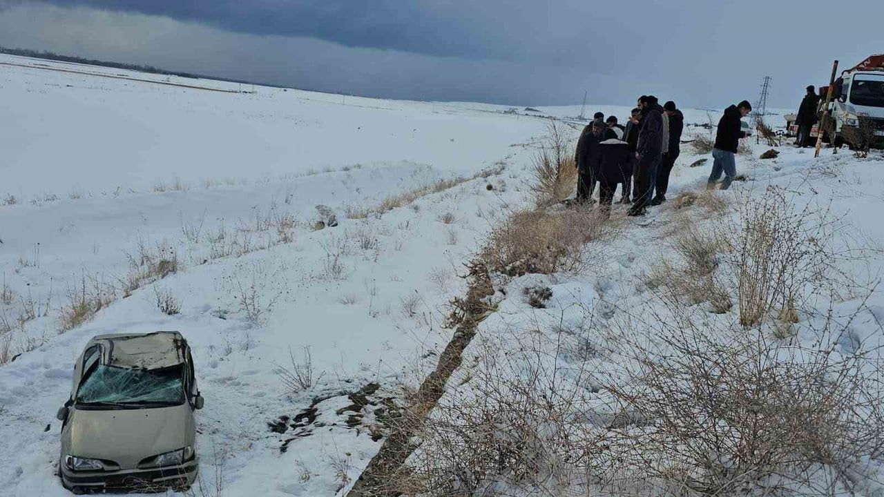 Adilcevaz'da otomobil takla attı: 5 yaralı