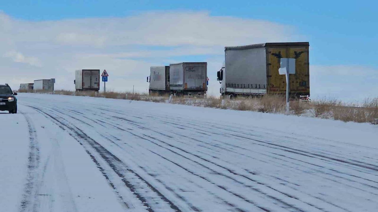 Adilcevaz’da Yoğun Kar ve Buzlanma: Onlarca Araç Yolda Kaldı
