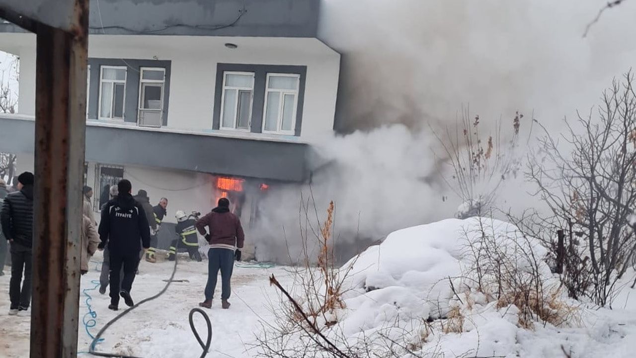 Adıyaman Alitaşı Mahallesi'nde Evde Yangın: İtfaiye Müdahale Etti