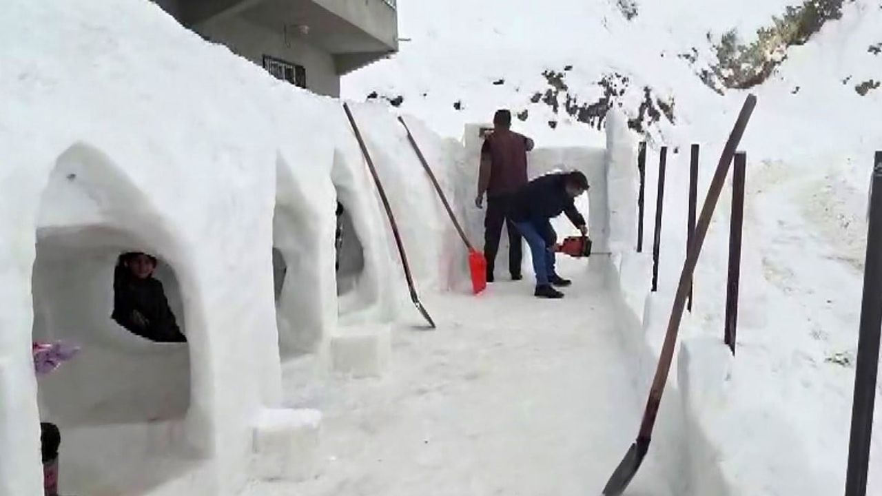 Adıyaman Çelikhan'da Yasin Bozdemir Kardan Oyun Alanı ve Evler Yaptı