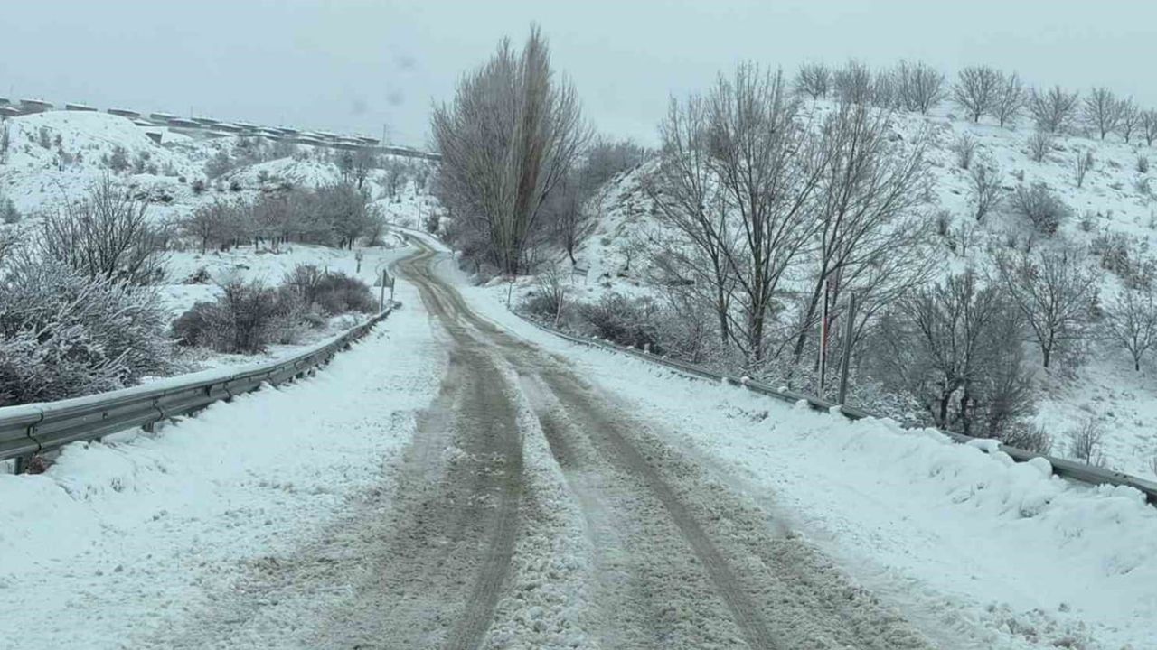 Adıyaman-Çelikhan Karayolu'nda Kar: Çok Sayıda Araç Mahsur Kaldı