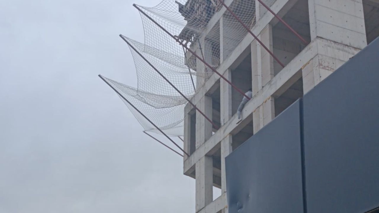 Adıyaman'da 4. katta atlama girişimi: Şahıs ekiplerce ikna edilerek indirildi