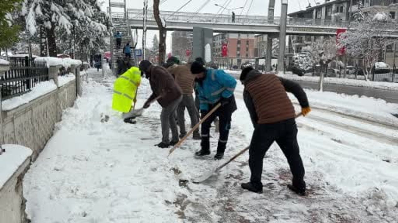 Adıyaman'da Karla Mücadelesi: Ana Arterler Açık, Kaldırımlar Temizleniyor