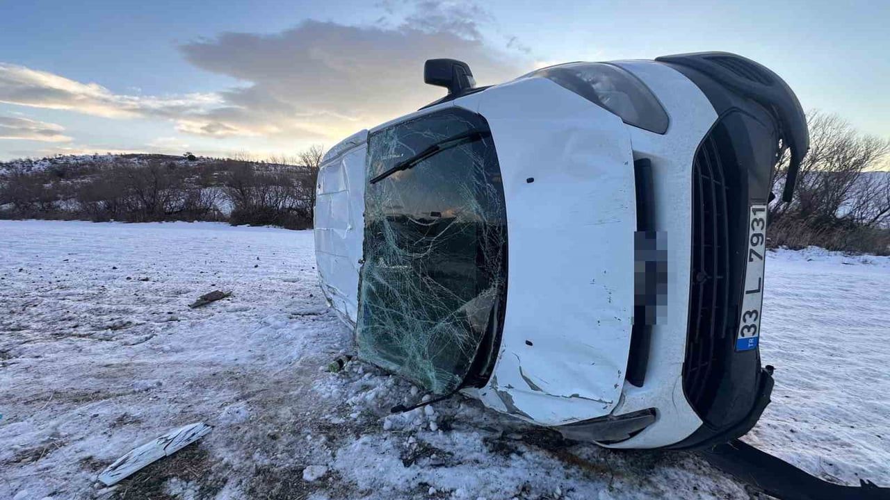 Adıyaman’da Lastik Patladı, Minibüs Takla Attı: 4 Yaralı