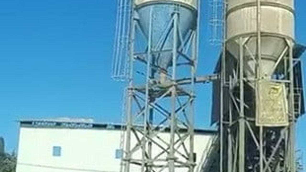 Adıyaman'da Maaşını Alamadığını İddia Eden İşçi Çimento Silosuna Çıktı
