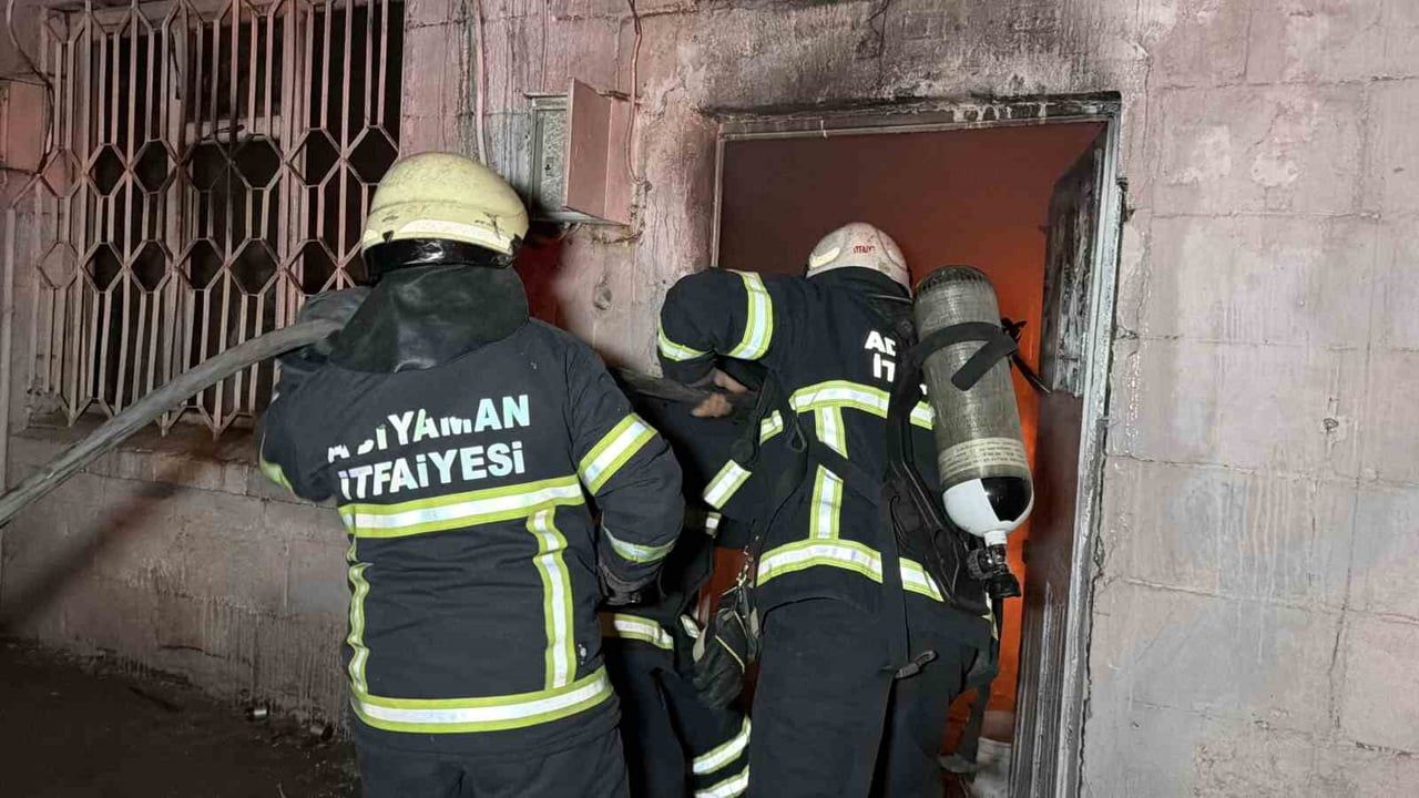 Adıyaman'da metruk ev sobayla alev topuna döndü