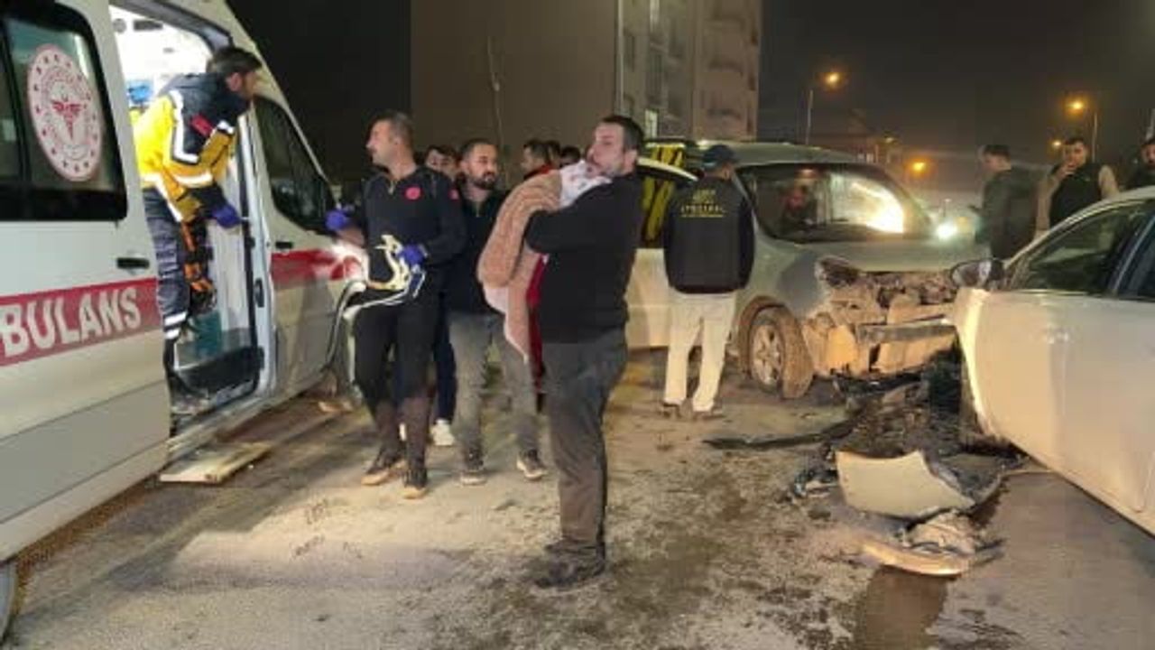 Adıyaman’da Otomobil ile Hafif Ticari Araç Çarpıştı: 3 Yaralı