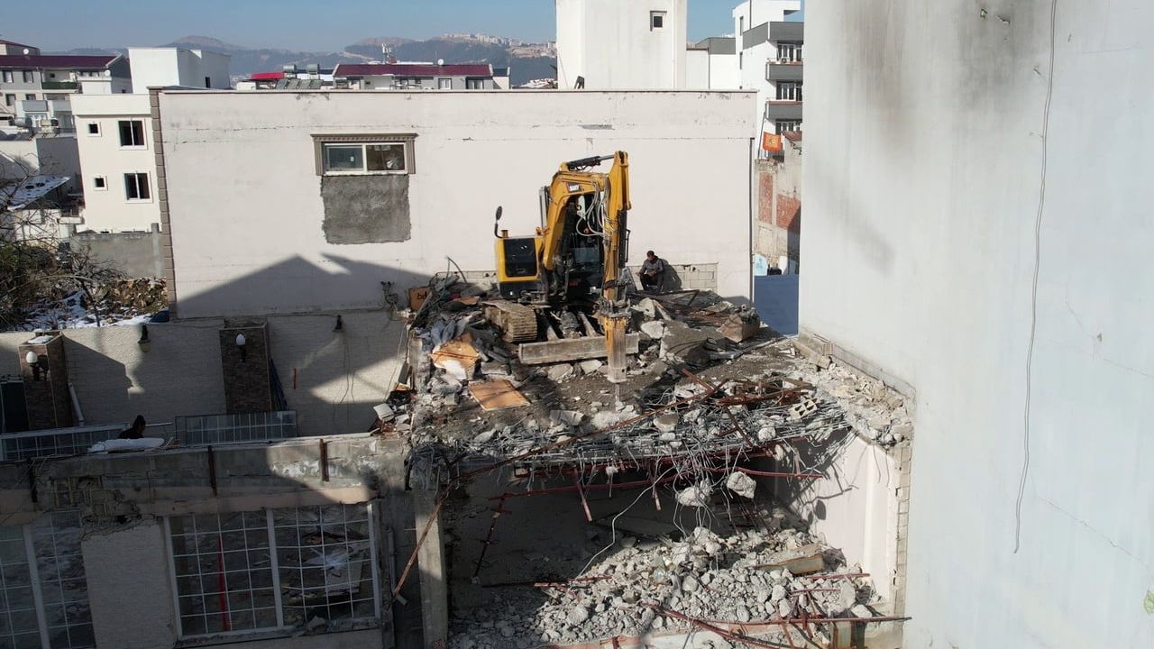 Adıyaman'da rezerv alanında iş makinesiyle üstten kontrollü yıkım