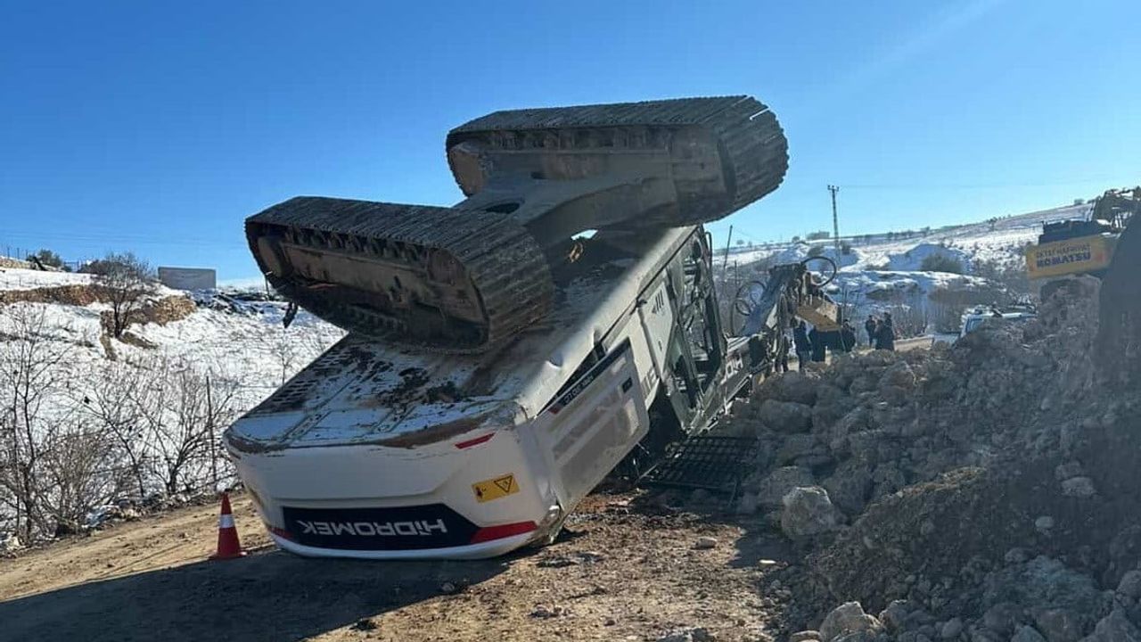 Adıyaman'da Yol Yapımında İş Makinesi Devrildi, Operatör Yaralandı