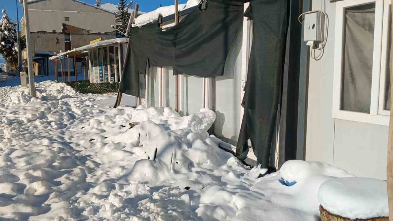 Adıyaman Gölbaşı'nda Kar Gölgelikleri Çöktü: Esnafa Maddi Hasar