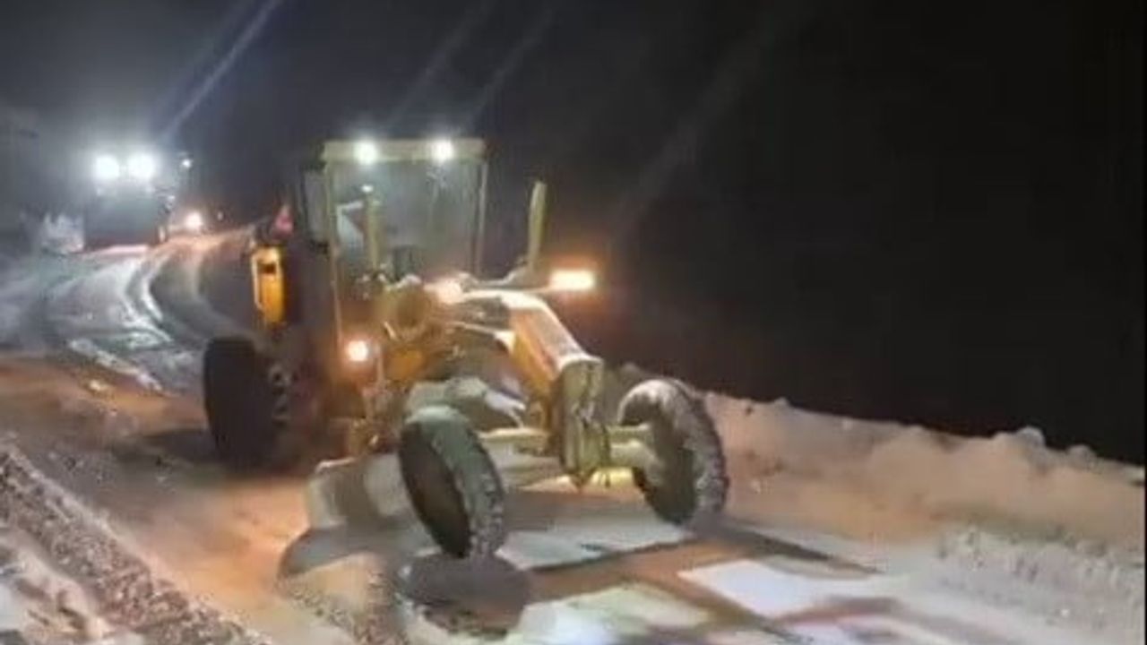 Adıyaman Sincik’te Mahsur Kalan CNG Yüklü Tır Kurtarıldı