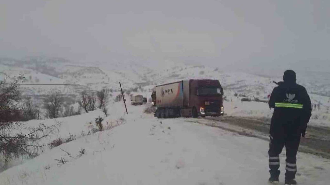 Adıyaman Sincik'te Yoğun Kar: Karakuş Mevkii'nde Araçlar Mahsur Kaldı