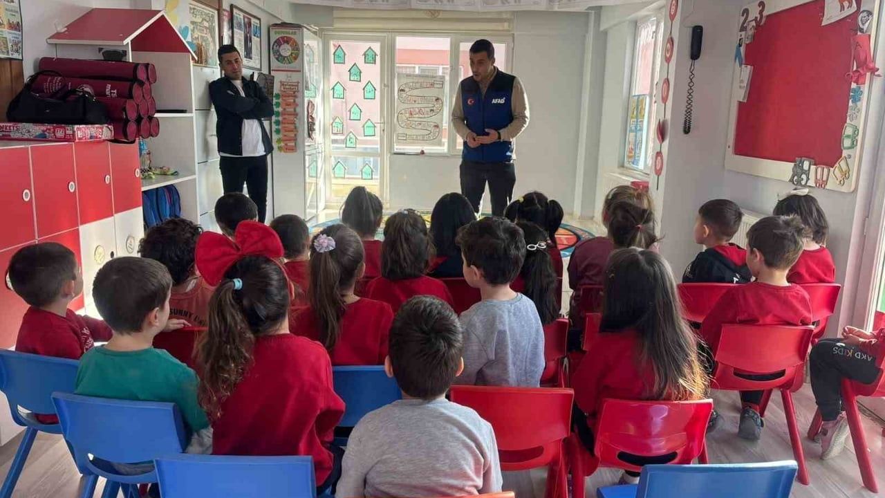 AFAD Afyonkarahisar'da İki Okulda Deprem, Tahliye ve Yangın Tatbikatı Yaptı