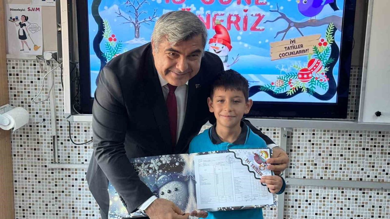 Afyonkarahisar'da 143 Bin Öğrenci Karnelerini Alıp Yarıyıl Tatiline Çıktı