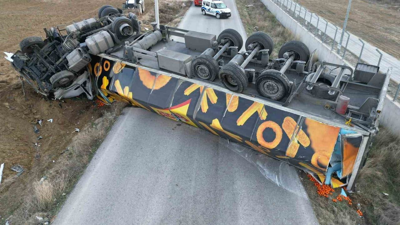 Afyonkarahisar'da 25 Ton Mandalina Yüklü Tır Devrildi — Susuz Yolu Kapandı