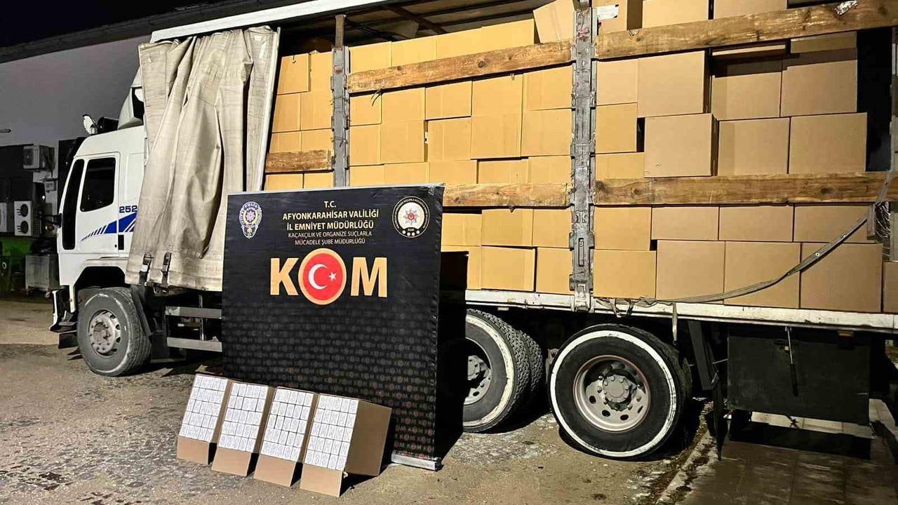 Afyonkarahisar'da 6 milyon 190 bin sahte bandrollü makaron ele geçirildi