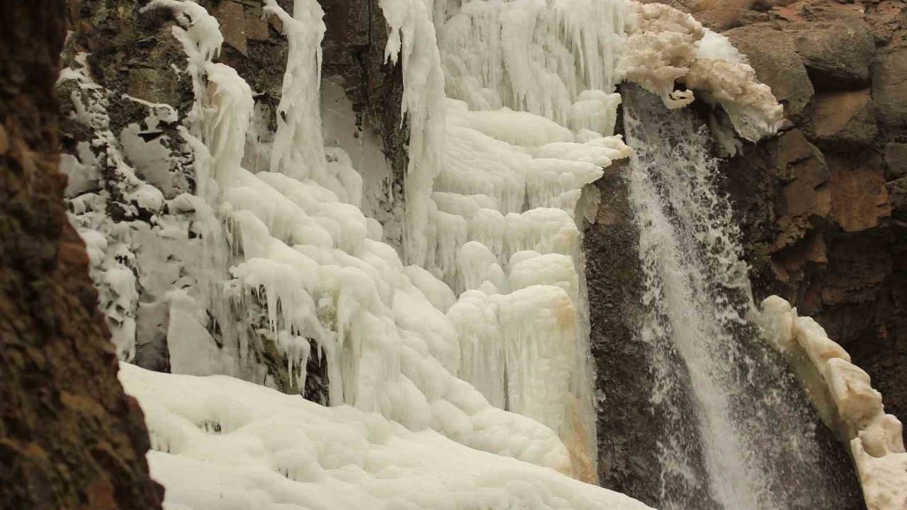 Afyonkarahisar'da Donan Uçak Şelalesi: Drone ile Masalsı Görüntüler
