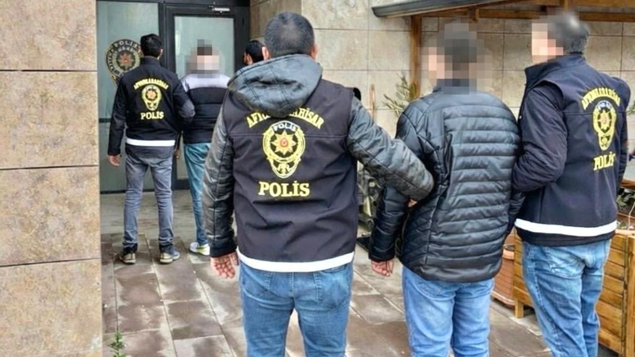 Afyonkarahisar'da Hapis Cezalarıyla Aranan 2 Şahıs Polis Takibiyle Yakalandı
