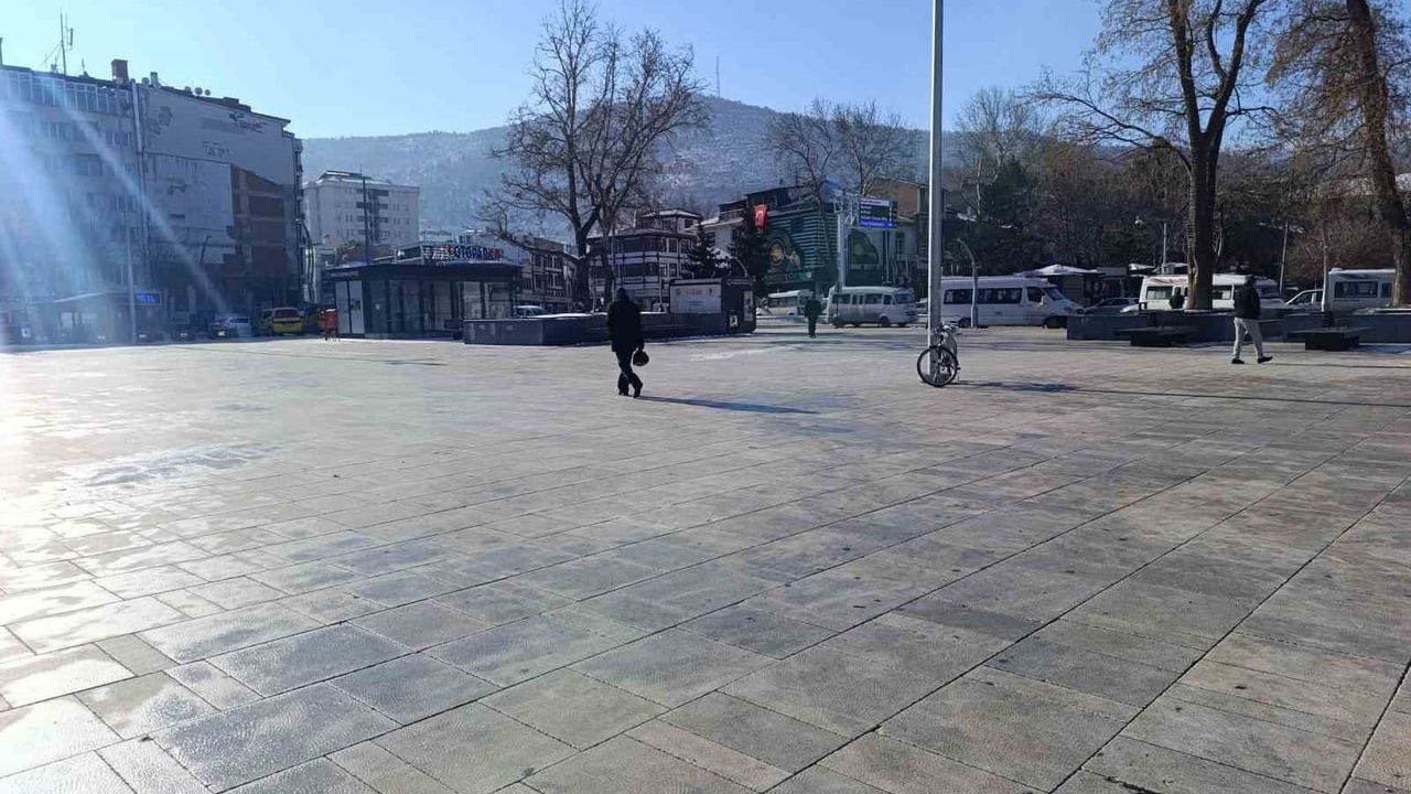 Afyonkarahisar'da Hava Eksi 13°C'ye Düştü: Okullar 1 Gün Tatil