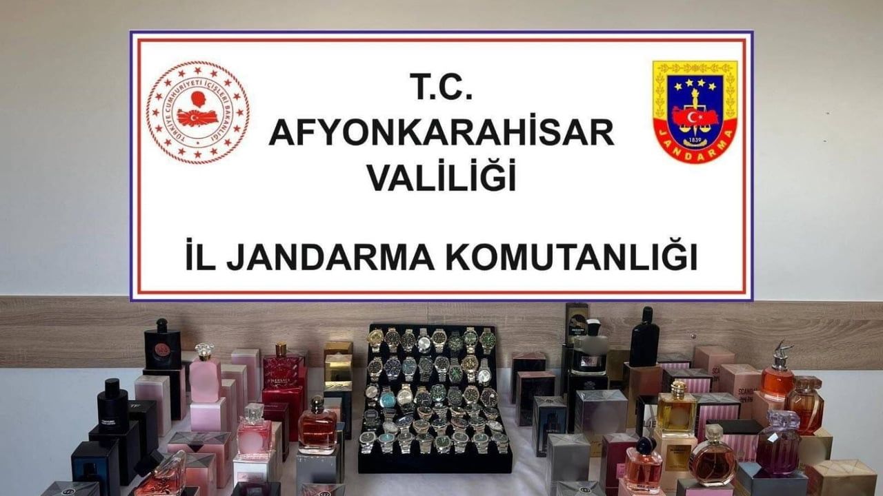 Afyonkarahisar'da Jandarma 51 Kaçak Parfüm ve 48 Kol Saati Ele Geçirdi