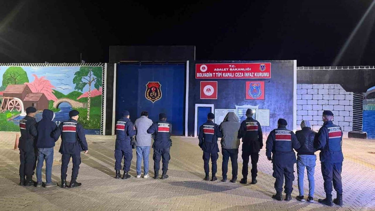 Afyonkarahisar'da Jandarma Operasyonu: 6 Kişi Tutuklandı, 5990 Kullanımlık Uyuşturucu Ele Geçirildi