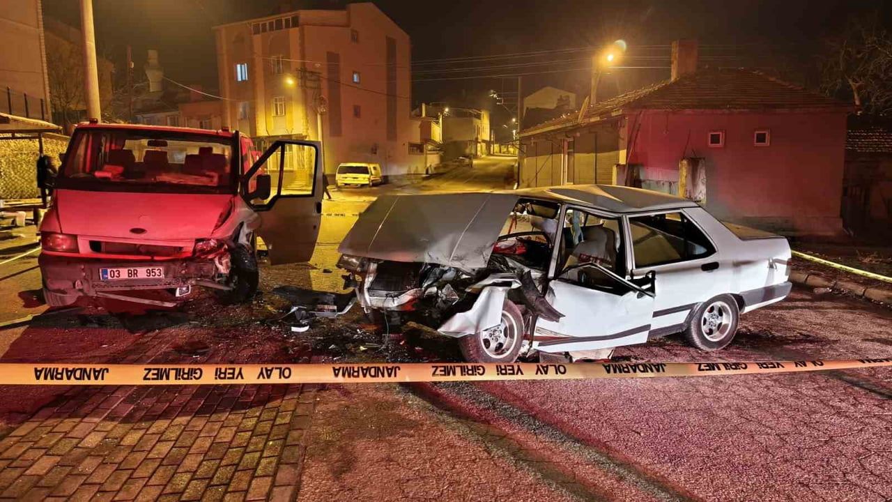 Afyonkarahisar'da Kamyonet ile Tofaş Çarpıştı: 3 Kişi Yaralandı