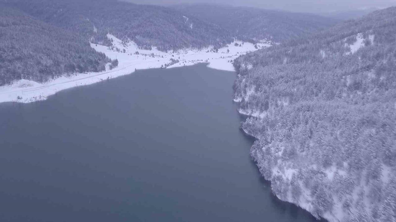 Afyonkarahisar'da Kartpostallık Kış Manzarası Havadan Görüntülendi