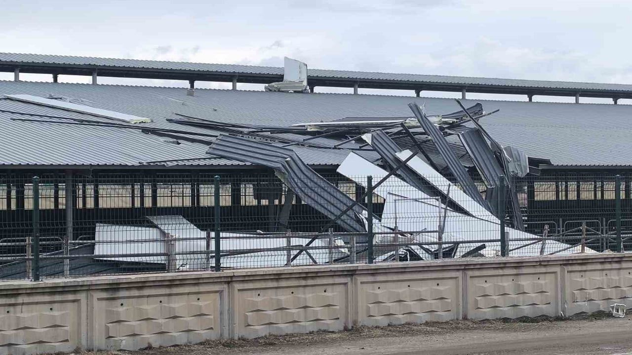 Afyonkarahisar'da Kuvvetli Rüzgâr İşyerinin Çatısını Uçurdu