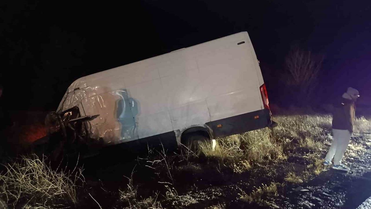 Afyonkarahisar'da Minibüs Şarampole Devrildi: 2 Kişi Yaralandı