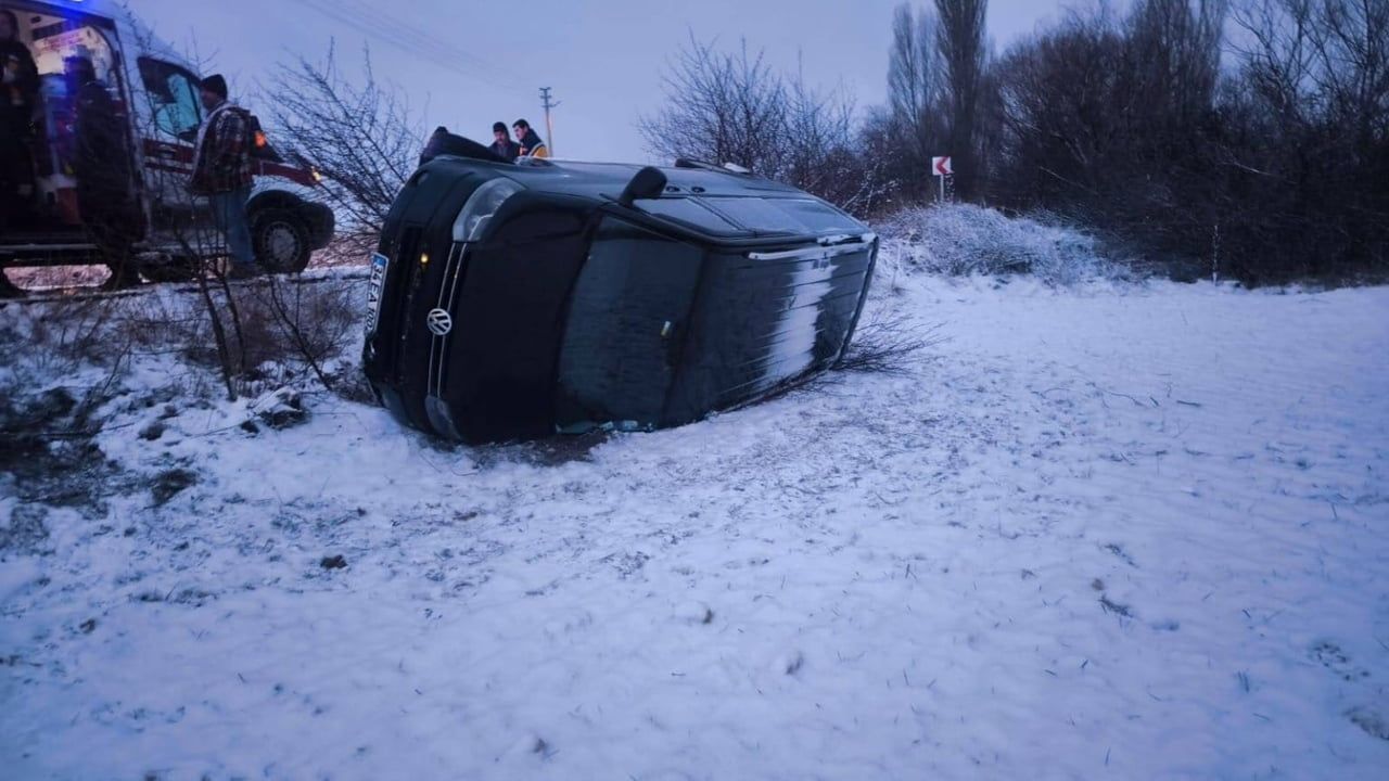 Afyonkarahisar'da Minibüs Şarampole Devrildi: 5 Yaralı