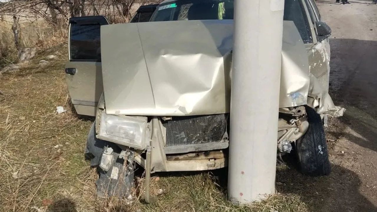 Afyonkarahisar'da Mopedle Otomobil Çarpıştı: Anne Öldü, 12 Yaşındaki Oğlu Ağır Yaralı