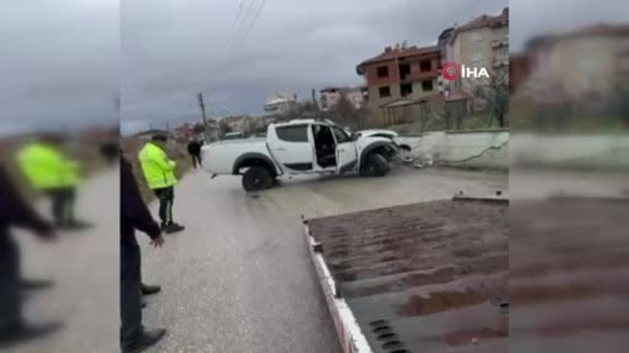 Afyonkarahisar'da Refüjden Uçan Araç: 3 Kişi Yaralandı