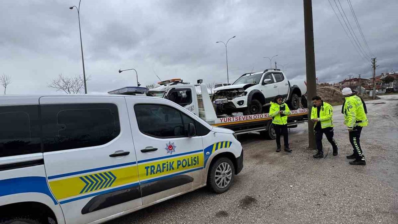 Afyonkarahisar'da Refüjden Uçan Araç Eve Çarptı: 3 Yaralı