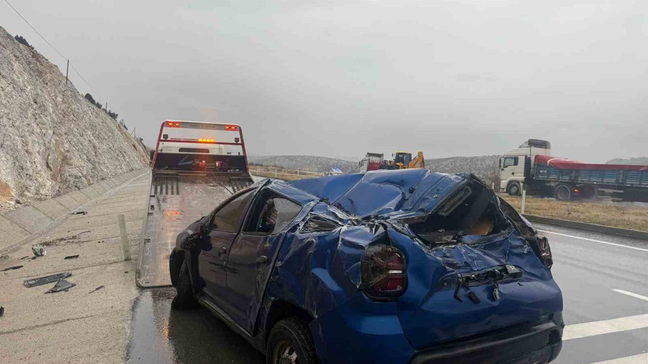 Afyonkarahisar'da Refüje Devrilen Otomobil Hurdaya Döndü; Sürücü Yaralı Kurtuldu