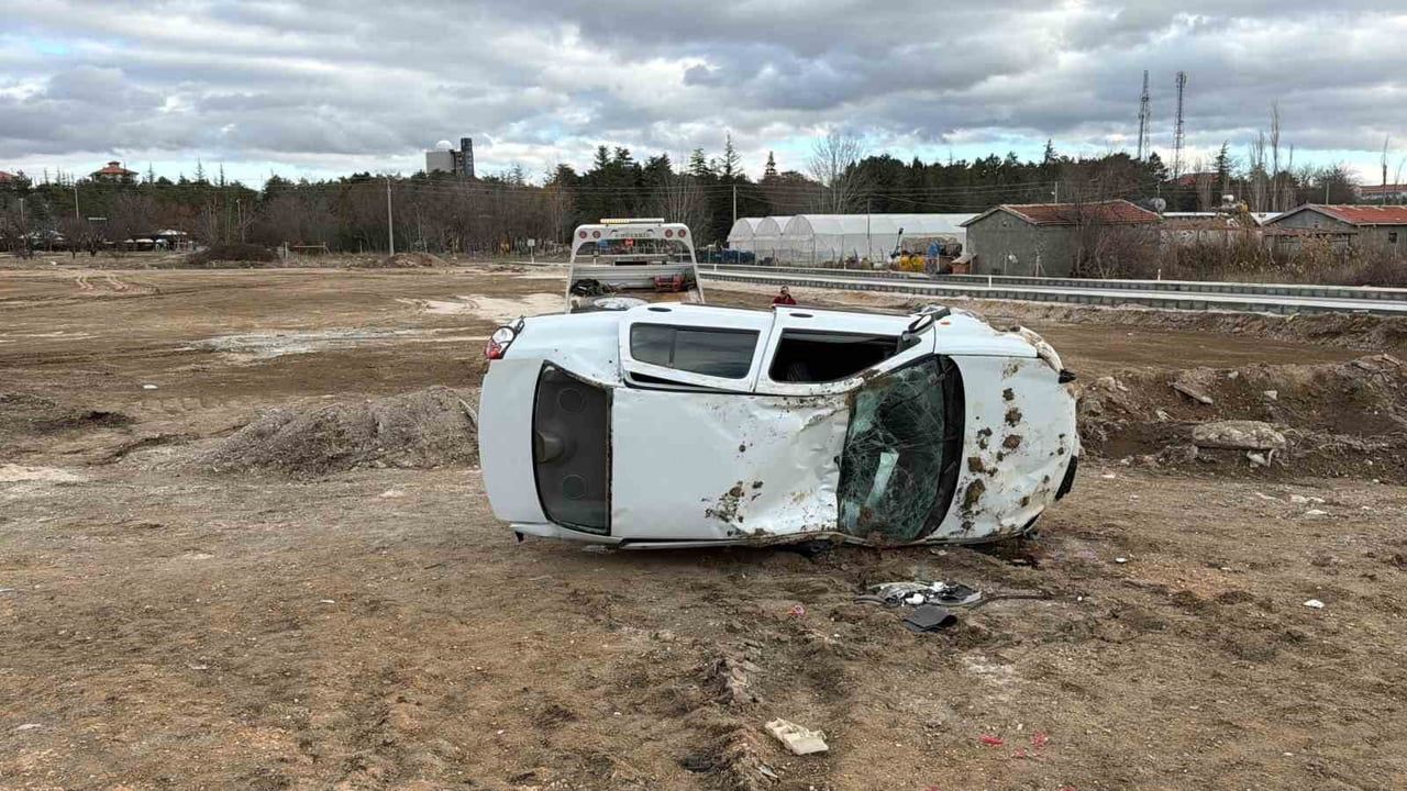 Afyonkarahisar'da Takla Atan Otomobil Hurdaya Döndü: Sürücü Yaralı
