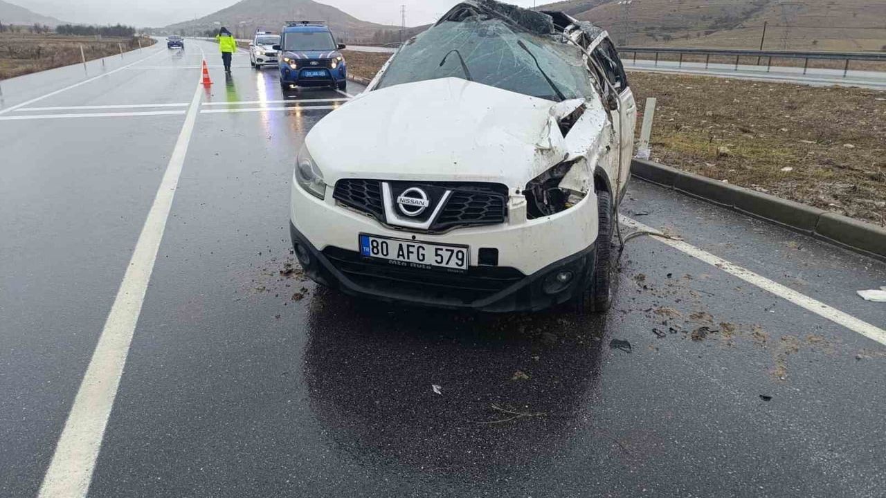 Afyonkarahisar'da takla atan otomobilde 3 kişi yaralandı