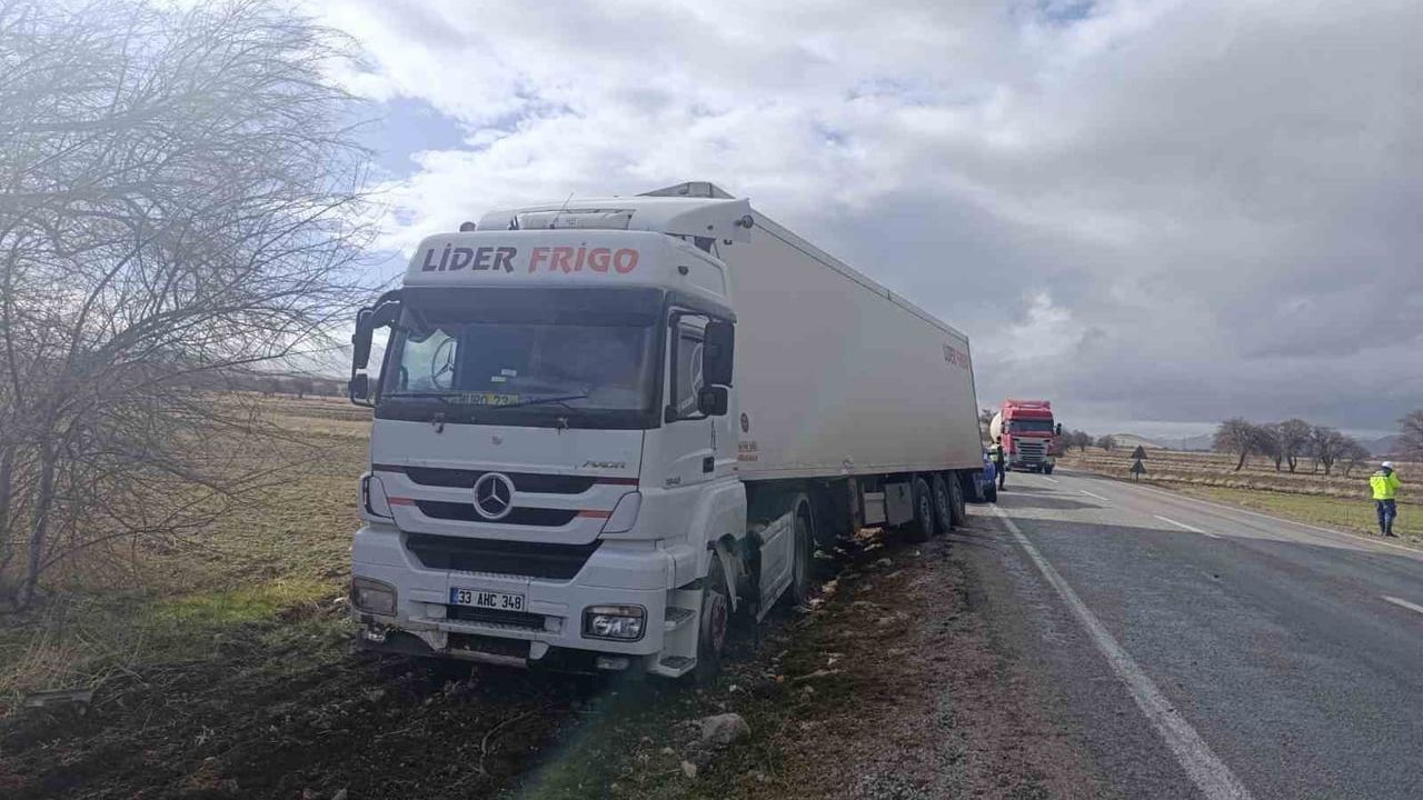 Afyonkarahisar'da Tırla Çarpışma: Otomobil Hurdaya Döndü, 5 Yaralı