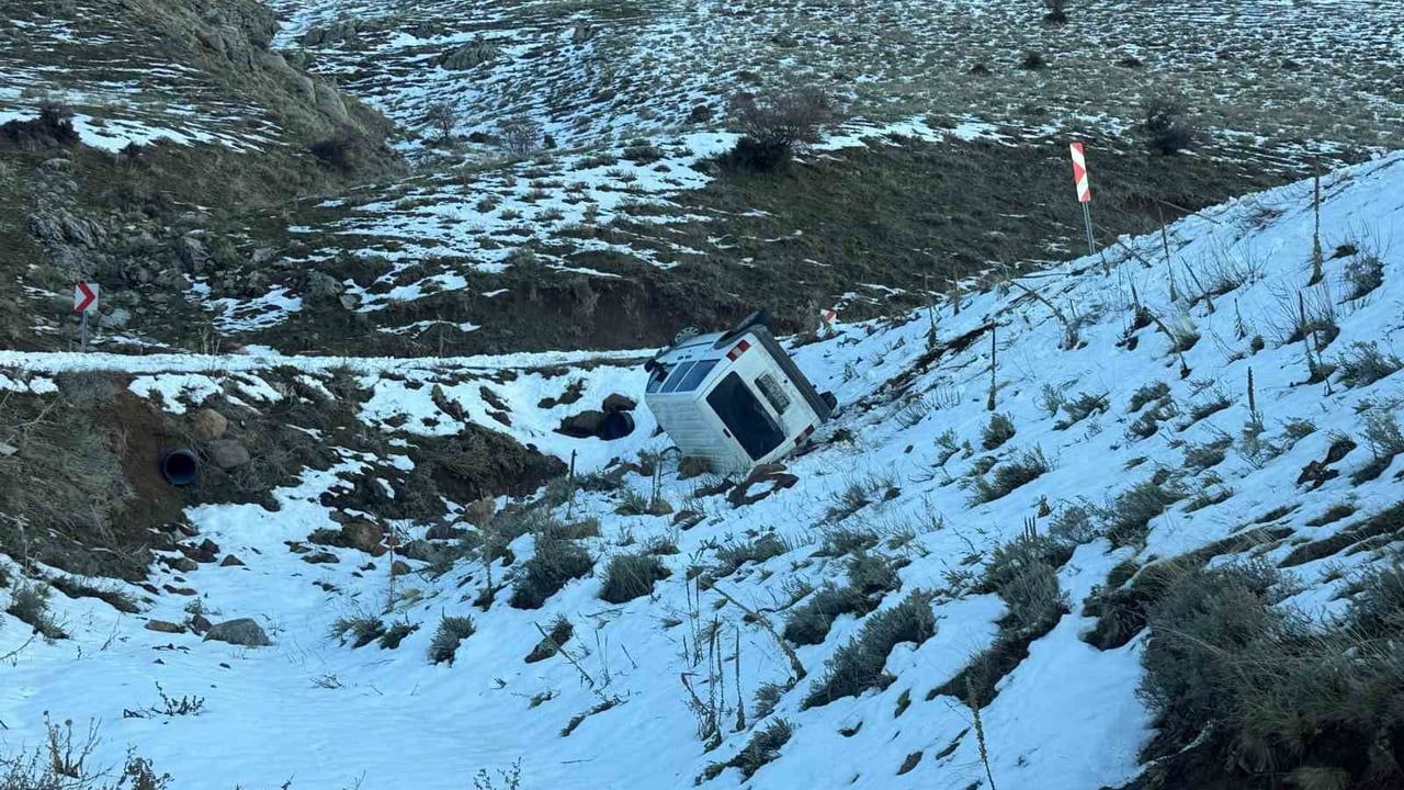 Afyonkarahisar'da uçuruma yuvarlanan araçta 2 kişi ölümden döndü