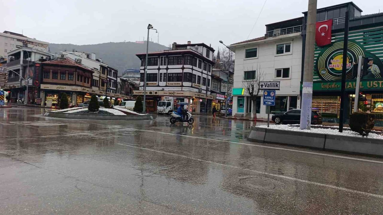 Afyonkarahisar’da Yeni Güne Yağışlı Hava