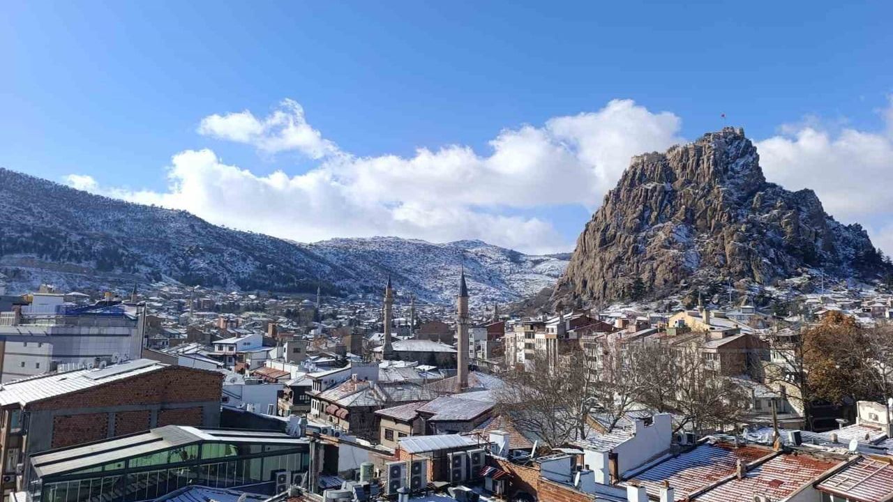 Afyonkarahisar'da Yeni Yılın İlk Günü Dondurucu Soğuk: Sıcaklık eksi 8'i Gördü