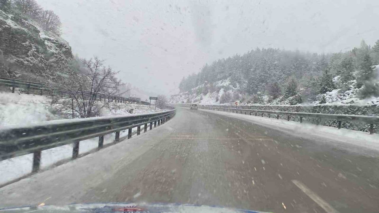 Afyonkarahisar'da Yüksek Kesimlerde Kar Ulaşımı Aksattı