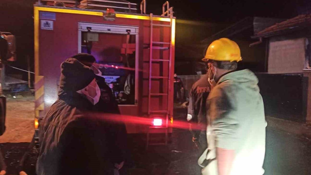 Afyonkarahisar İcikli Köyü'nde Ev Yangını: Sobadan Çıkan Alevler Korkuttu