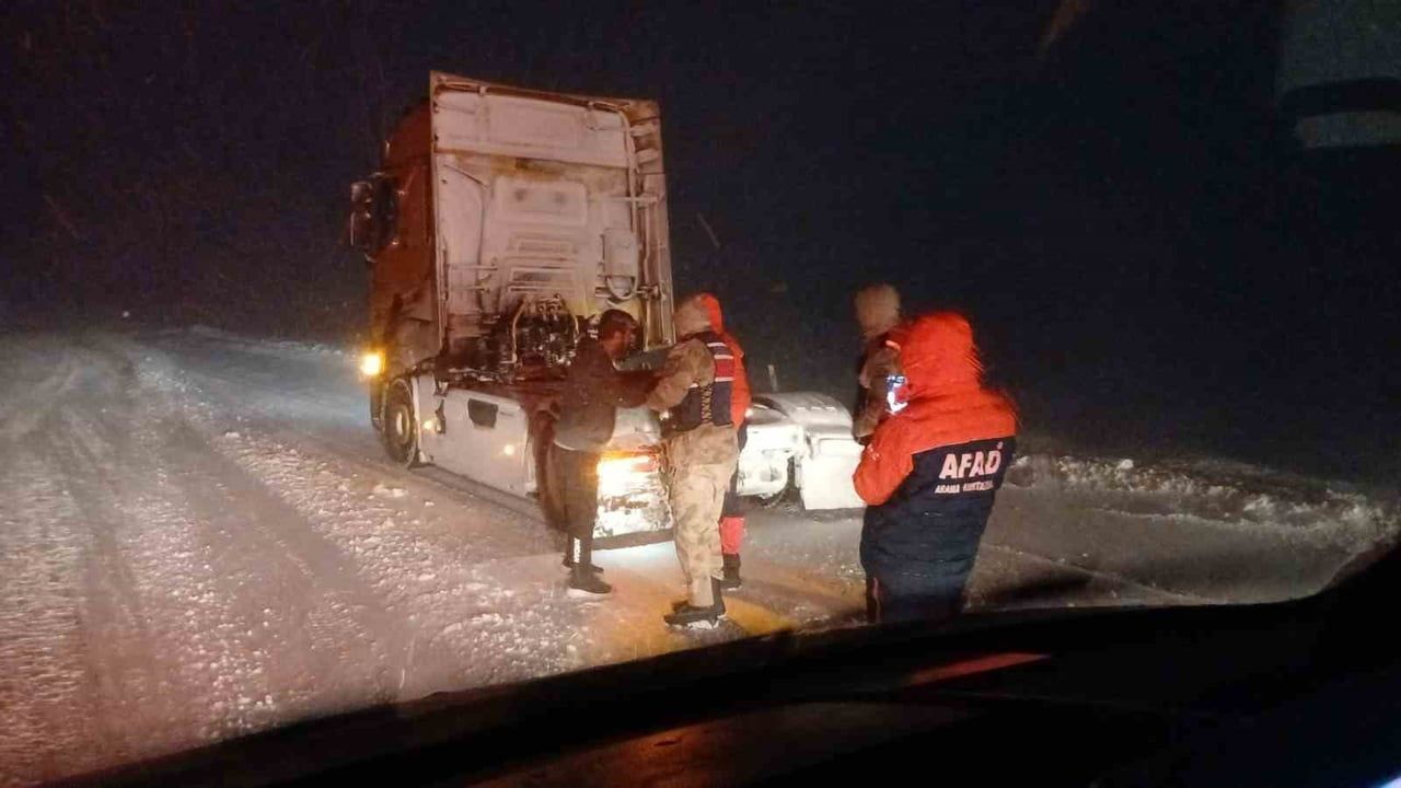 Ağrı'da AFAD Ekipleri Kar ve Tipide Mahsur Kalanları Kurtardı