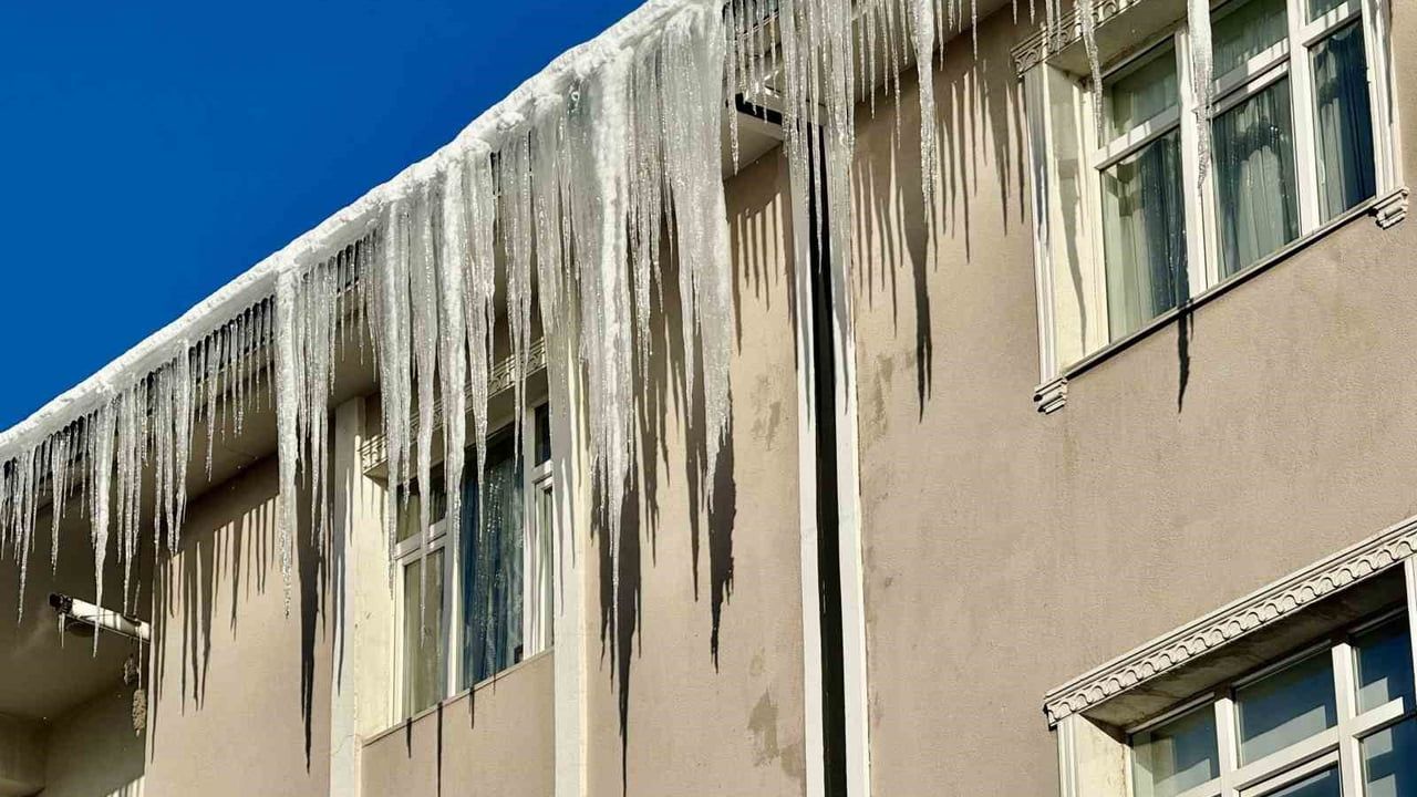 Ağrı'da Dondurucu Soğuk: Metrelerce Buz Sarkıtı ve Kırağı
