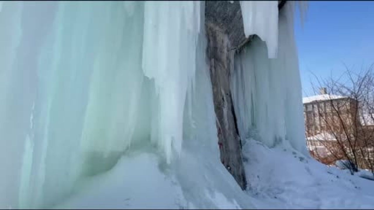 Ağrı’da Dondurucu Soğuk: Murat Nehri Dondu, Çatılarda Buz Sarkıtları Oluştu