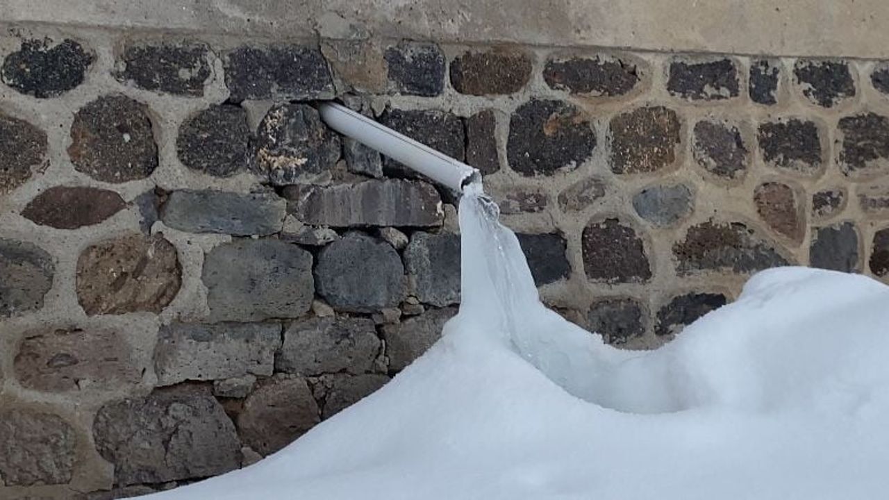 Ağrı'da Dondurucu Soğuklar: Kırağı, Buz Sarkıtları ve Donan Dereler