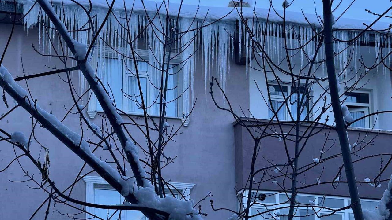 Ağrı'da eksi 20 derece: Metrelerce buz sarkıtı yayaları tehdit ediyor