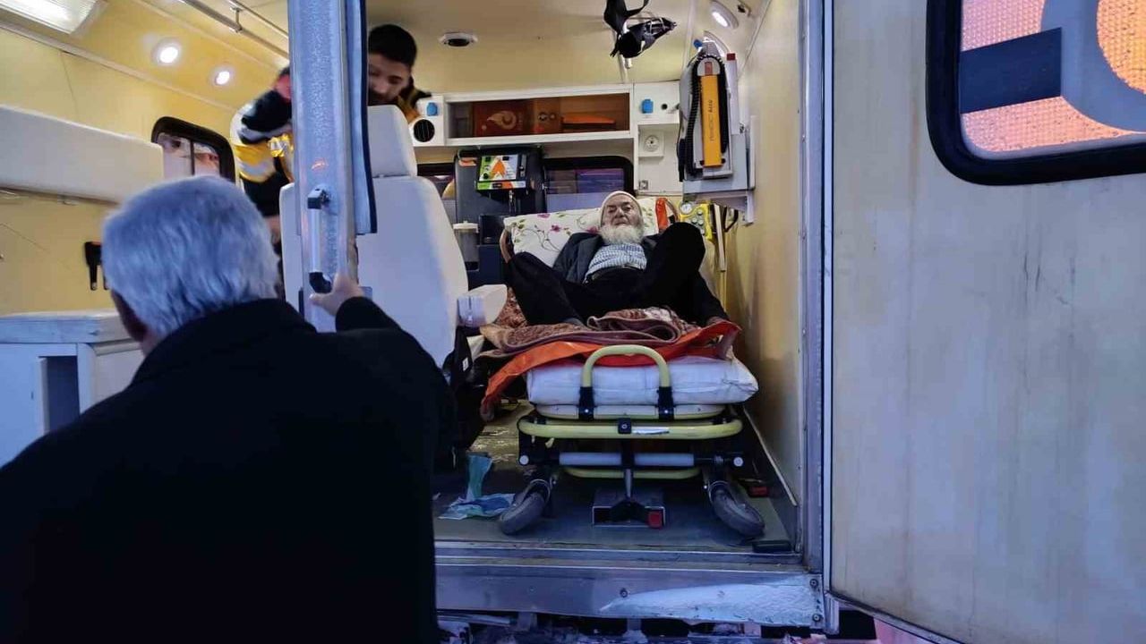 Ağrı'da Kar Paletli Ambulansla 77 Yaşındaki Hasta Hastaneye Ulaştırıldı
