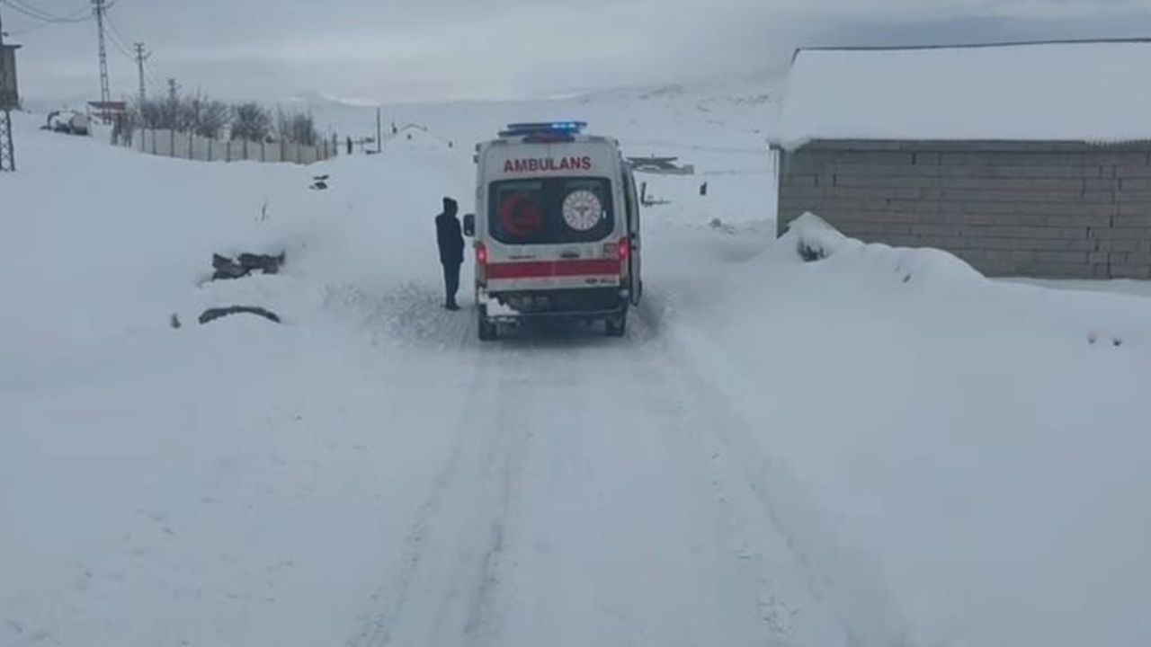 Ağrı’da Karla Kapanan Köy Yolu Açıldı: Hastalar Patnos Devlet Hastanesi’ne Sevk Edildi